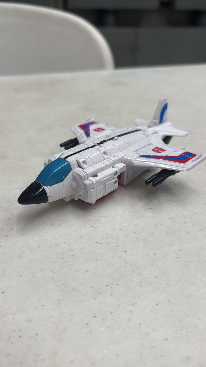 R1OTDKM's tweet image. Transformers Age of the Primes custom Slingshot! I didn’t like the orange face and glasses so I went with a dark grey (it is much brighter in person). I also painted the cockpit blue because pretty and finished the black line along the back of the vehicle.