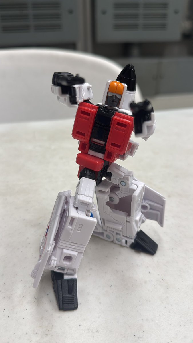 R1OTDKM's tweet image. Transformers Age of the Primes custom Slingshot! I didn’t like the orange face and glasses so I went with a dark grey (it is much brighter in person). I also painted the cockpit blue because pretty and finished the black line along the back of the vehicle.
