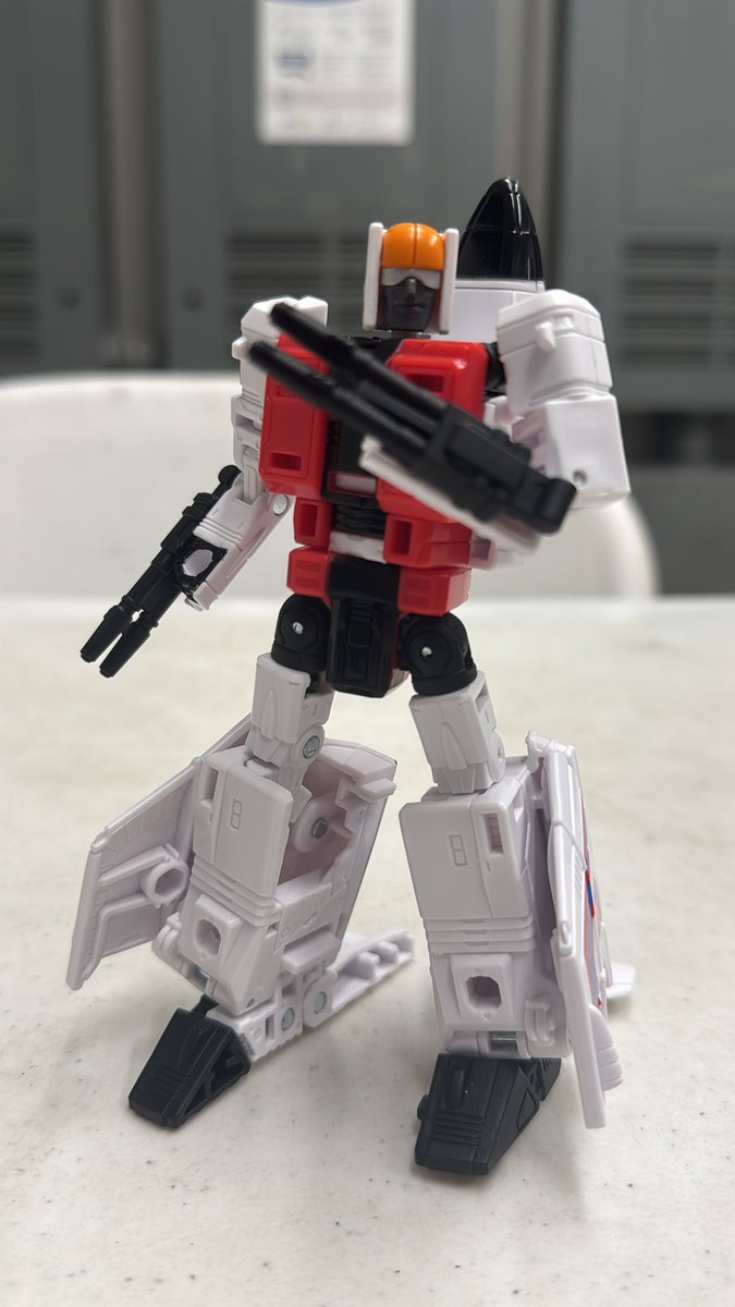 R1OTDKM's tweet image. Transformers Age of the Primes custom Slingshot! I didn’t like the orange face and glasses so I went with a dark grey (it is much brighter in person). I also painted the cockpit blue because pretty and finished the black line along the back of the vehicle.