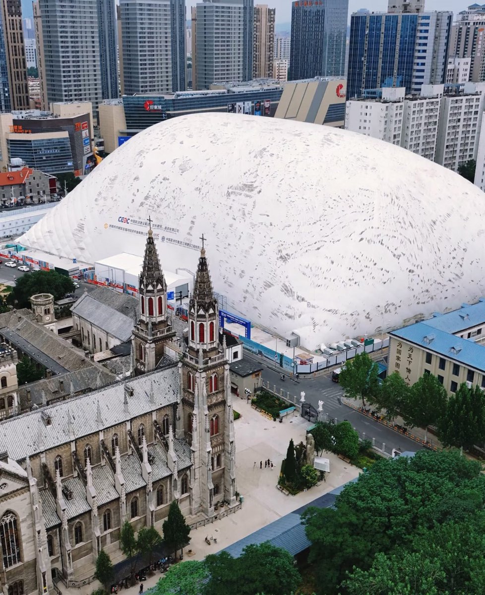 dezeen's tweet image. Chinese construction site enclosed in world's "largest inflatable dome": dezeen.com/2025/07/22/lar…
