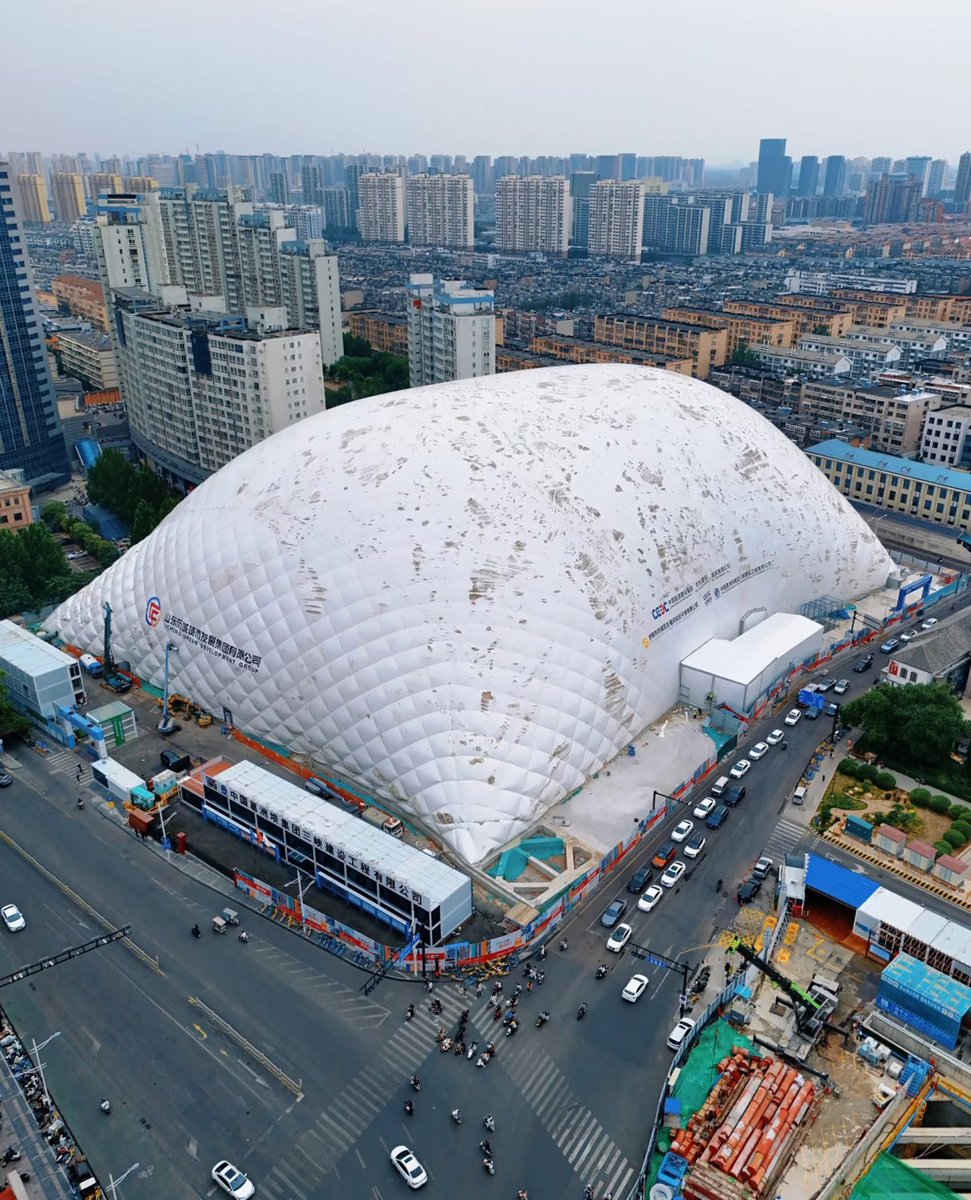 dezeen's tweet image. Chinese construction site enclosed in world's "largest inflatable dome": dezeen.com/2025/07/22/lar…
