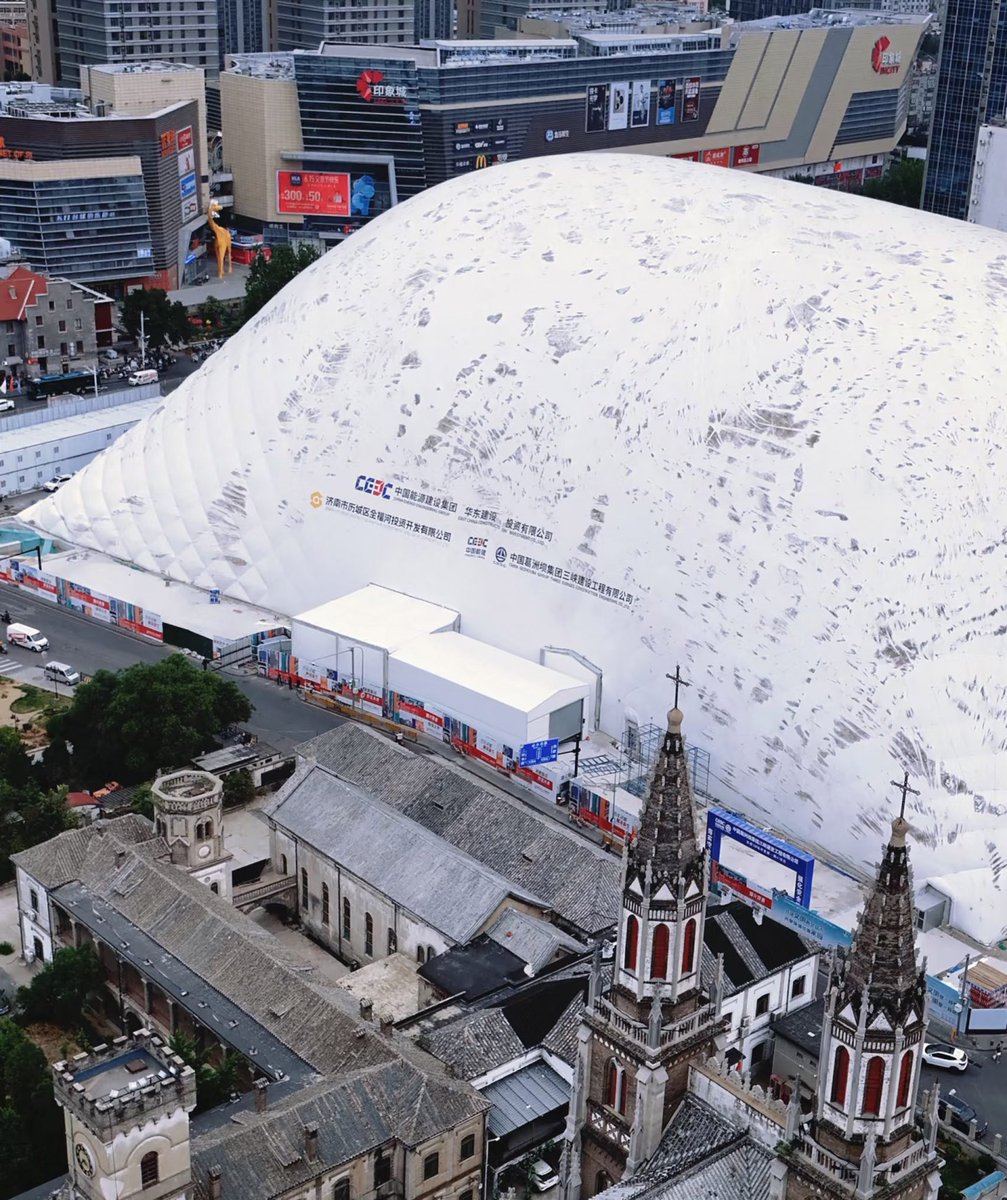 dezeen's tweet image. Chinese construction site enclosed in world's "largest inflatable dome": dezeen.com/2025/07/22/lar…