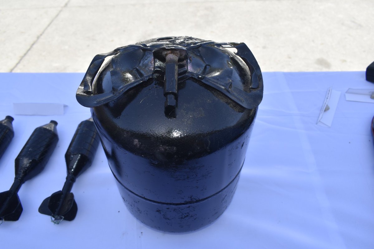COL_EJERCITO's tweet image. 🔴🕔📢 #LaPrimeraDelDía | En Santa Marta, tropas del @GaulaMilitares #Magdalena de la #SegundaBrigada, con el CTI de la @FiscaliaCol, ubicaron una caleta con un dron, un fusil R15, granadas hechizas, explosivos, munición de guerra y demás elementos, en el sector del puente Don…