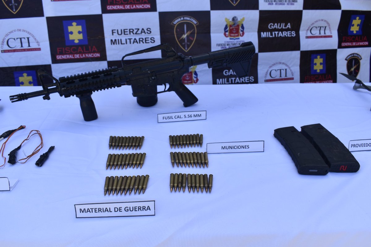 COL_EJERCITO's tweet image. 🔴🕔📢 #LaPrimeraDelDía | En Santa Marta, tropas del @GaulaMilitares #Magdalena de la #SegundaBrigada, con el CTI de la @FiscaliaCol, ubicaron una caleta con un dron, un fusil R15, granadas hechizas, explosivos, munición de guerra y demás elementos, en el sector del puente Don…