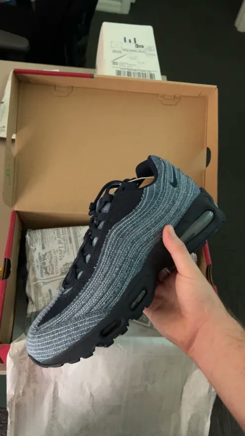 The_Shit_Bot's tweet image. TSB2 had @daaycs crapping out this Blue Air Max 95 fresh 😏🔥 Card maxed 🔒💳 Flip-ready margins incoming… 🚀💩 #ShitBotMagic