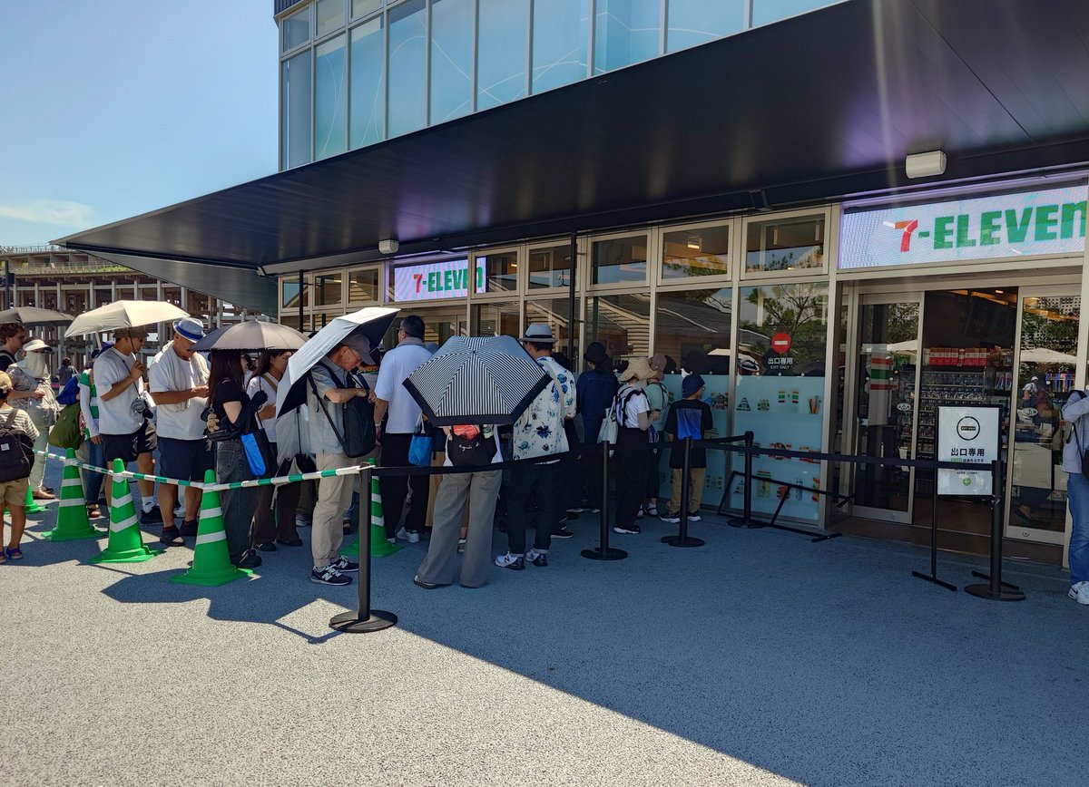 beyond_the_sky2's tweet image. セブンイレブンってパビリオンも30分待ちくらい居るかな😱