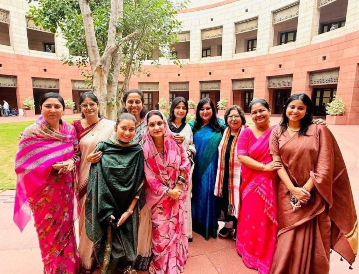abhijayApnaDalS's tweet image. संसद के मानसून सत्र के पहले दिन सोमवार को लोकसभा संसद में सम्मानित महिला सांसदों के साथ दीदी अनुप्रिया पटेल जी।
सभी मातृशक्ति को मेरा प्रणाम 🙏