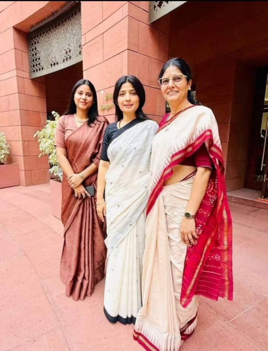 abhijayApnaDalS's tweet image. संसद के मानसून सत्र के पहले दिन सोमवार को लोकसभा संसद में सम्मानित महिला सांसदों के साथ दीदी अनुप्रिया पटेल जी।
सभी मातृशक्ति को मेरा प्रणाम 🙏