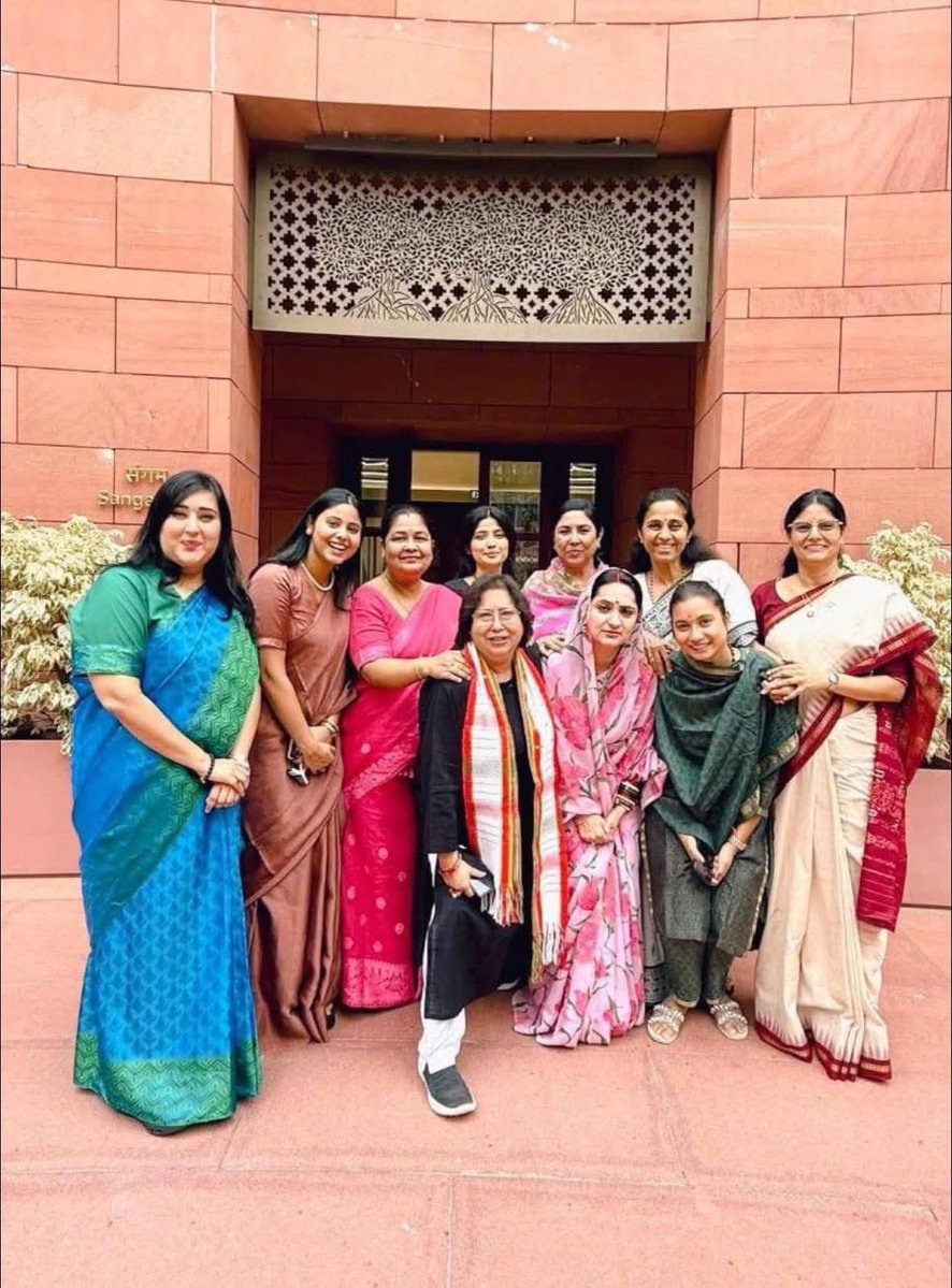 abhijayApnaDalS's tweet image. संसद के मानसून सत्र के पहले दिन सोमवार को लोकसभा संसद में सम्मानित महिला सांसदों के साथ दीदी अनुप्रिया पटेल जी।
सभी मातृशक्ति को मेरा प्रणाम 🙏