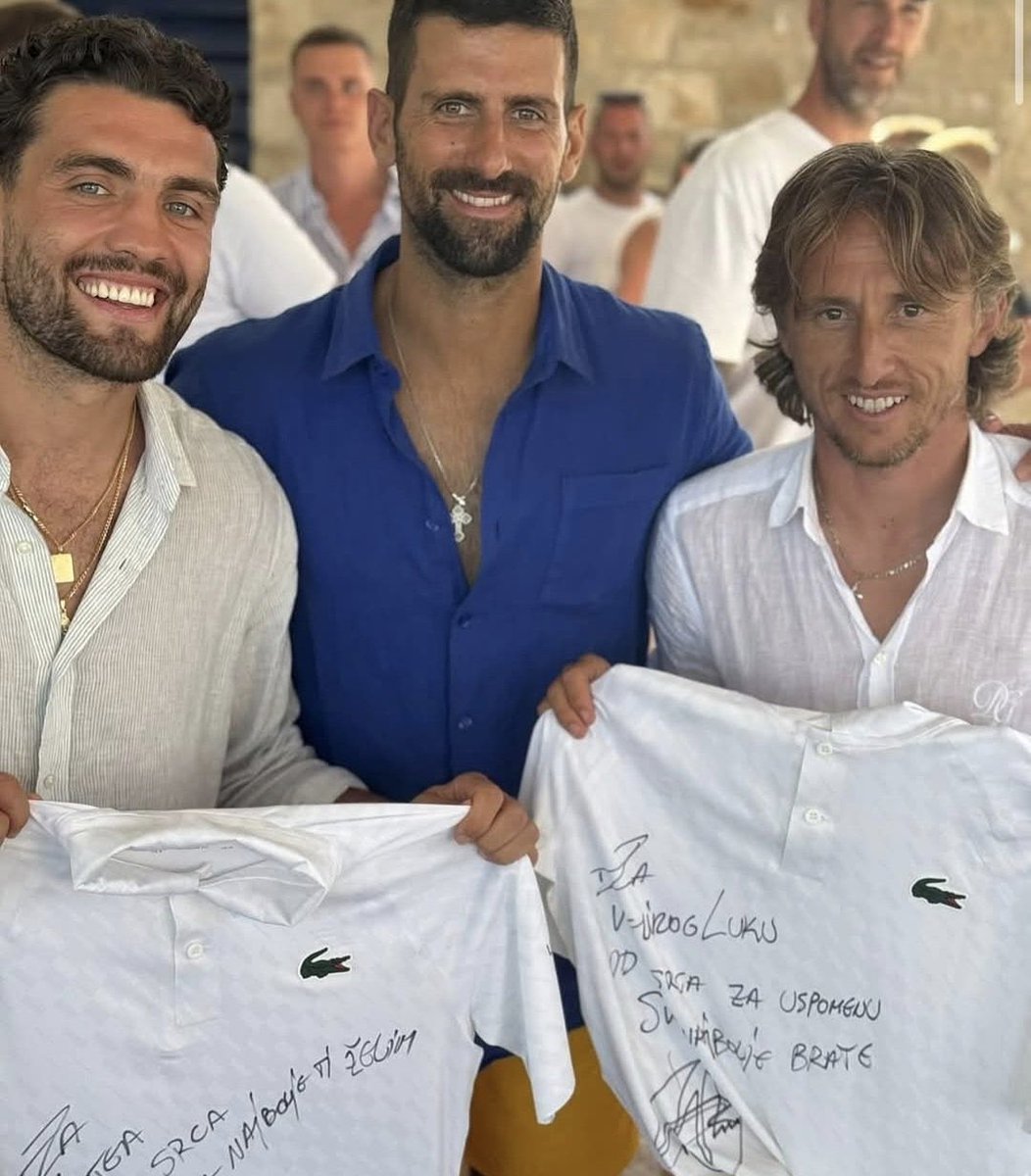 Djoko_UTD's tweet image. Novak Djokovic gave out signed shirts to Modric and Kovacic…
The meeting was said to be unexpected and a sweet surprise to both Novak and Luka..