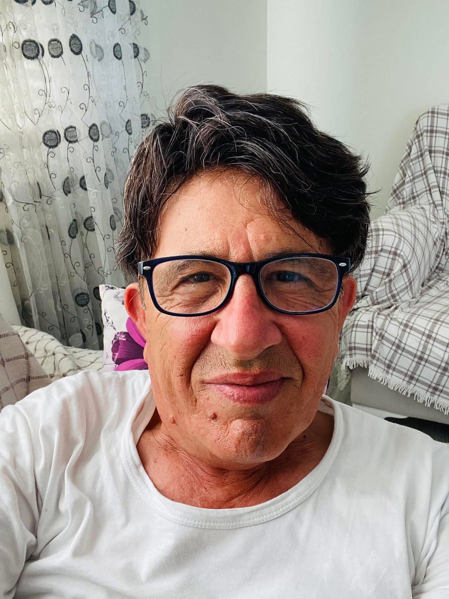 Herkes hak ettiği resmi çizer.
*
Kimi iyi bir dost  
    olduğumu söyler,
    kimi ise soğuk ve 
     mesafelidir der.
Aslında beni anlatırken
herkes,hak ettiği resmi
              çizer."