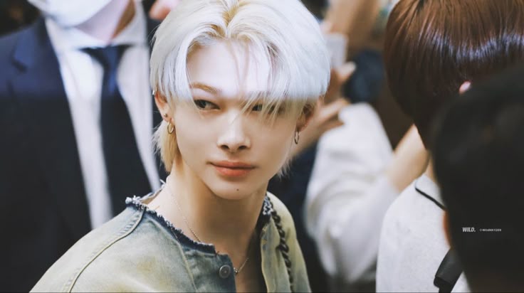 저 뒷머리 기르고 탈색한거 신의한수임
니키만의 분위기가
폰너머로도 와닿게 만드는 스타일링