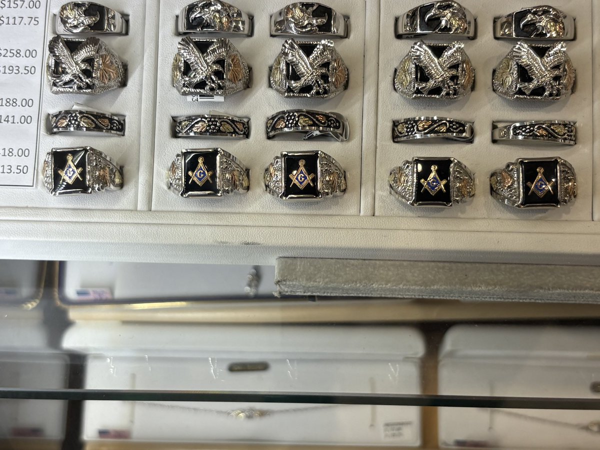 Luke_Hagstrom_'s tweet image. They have Masonic rings for sale at the Mount Rushmore gift shop