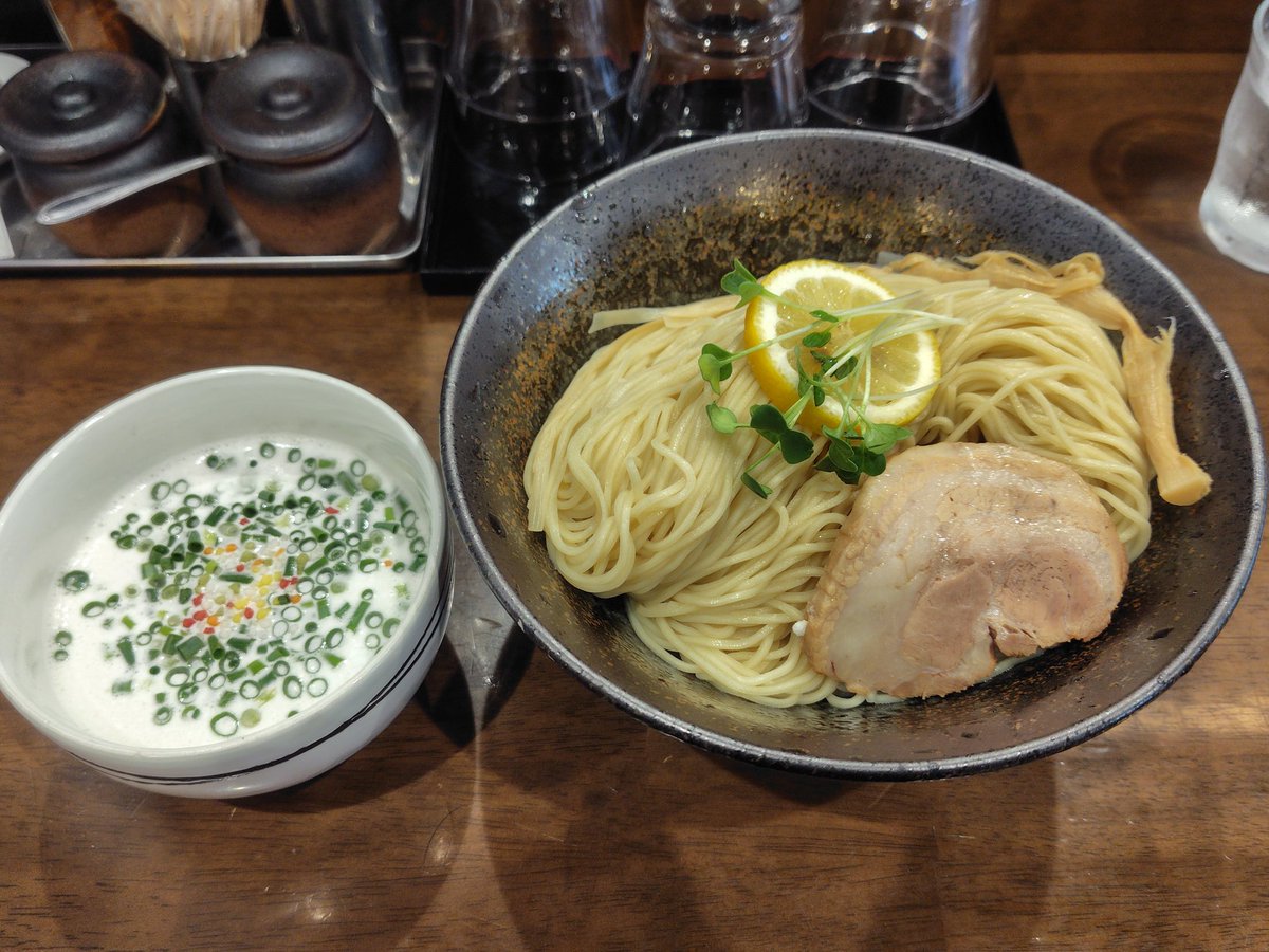 lifeisonetime's tweet image. ISAMIさんにて、檸檬ペッパーつけ麺(2玉)。
2玉でもスルッと食べれちゃうので替玉してもよかったなぁw
相変わらず美味しかったーヽ(´ー`)ノ
ごちそうさまでした。
食券を間違えて買ってしまい申し訳ありませんでしたm(_ _)m