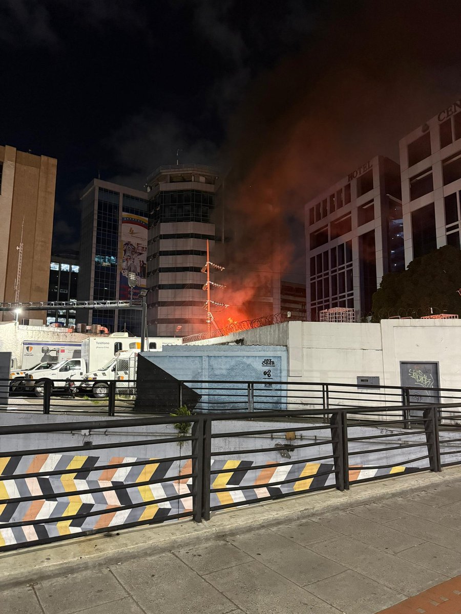 DarvinsonRojas's tweet image. Un incendio se desató luego de una explosión en la subestación eléctrica de Corpoelec ubicada en la avenida Naiguatá, en la urbanización El Rosal del municipio Chacao del estado Miranda.