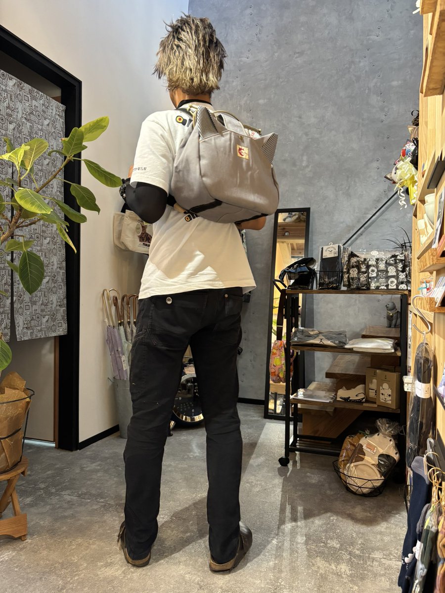 yu_kidenki_alba's tweet image. alba 12:00 Openしてます🐈

お久しぶりのhaludalさんのリュック入荷です✨✨✨
最後に店主（173cm58kg）が背負った写真添えてます…

素材は井原デニムなのでしっかりしてて使い勝手も抜群！
猫耳がついてて可愛い💕

是非お店に見に来て🐈‍⬛♪

@pmy00bb 
#haludal
#デニム
#トートバック
#ねこ…