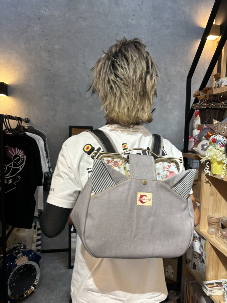 yu_kidenki_alba's tweet image. alba 12:00 Openしてます🐈

お久しぶりのhaludalさんのリュック入荷です✨✨✨
最後に店主（173cm58kg）が背負った写真添えてます…

素材は井原デニムなのでしっかりしてて使い勝手も抜群！
猫耳がついてて可愛い💕

是非お店に見に来て🐈‍⬛♪

@pmy00bb 
#haludal
#デニム
#トートバック
#ねこ…