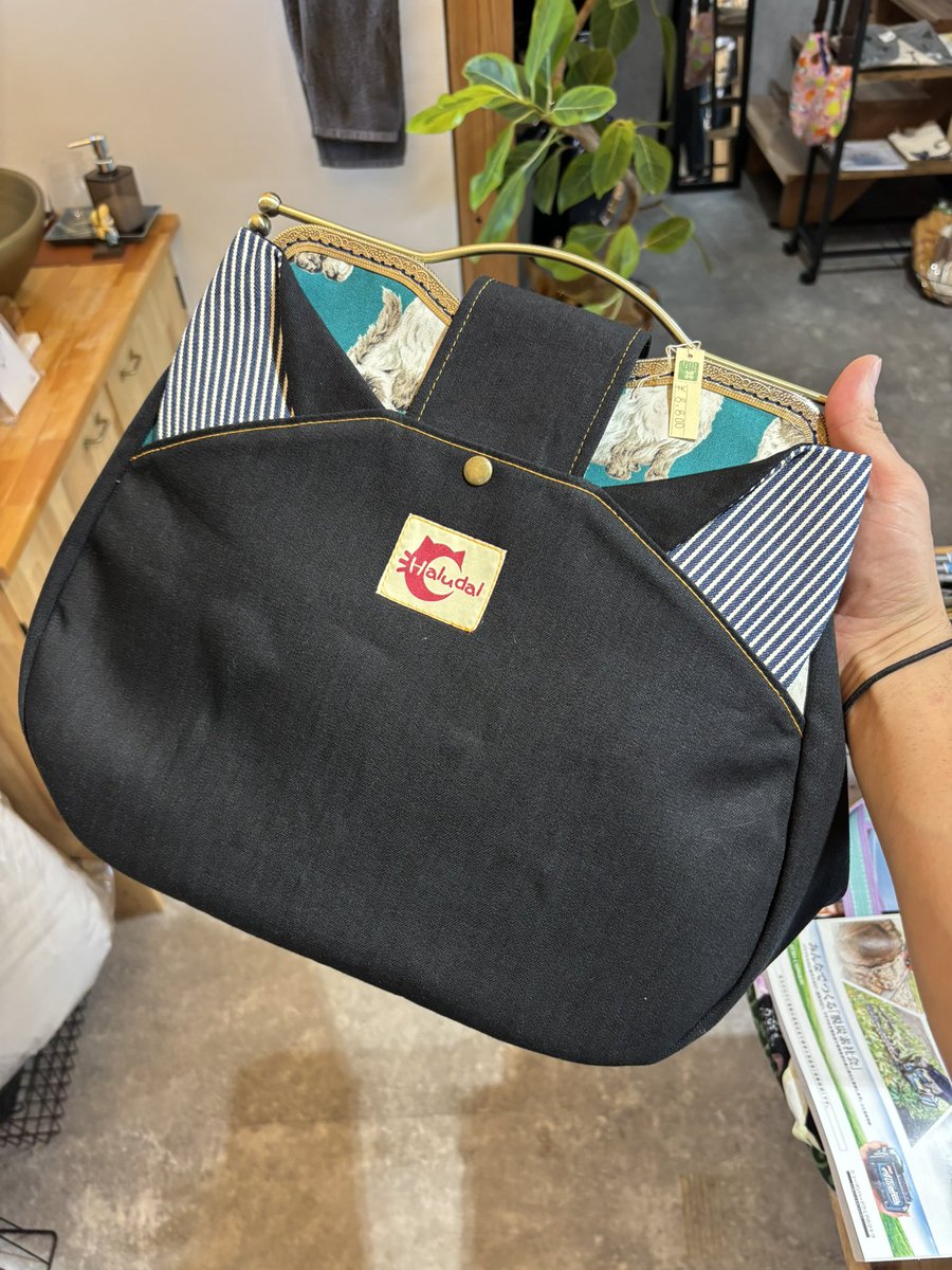 yu_kidenki_alba's tweet image. alba 12:00 Openしてます🐈

お久しぶりのhaludalさんのリュック入荷です✨✨✨
最後に店主（173cm58kg）が背負った写真添えてます…

素材は井原デニムなのでしっかりしてて使い勝手も抜群！
猫耳がついてて可愛い💕

是非お店に見に来て🐈‍⬛♪

@pmy00bb 
#haludal
#デニム
#トートバック
#ねこ…