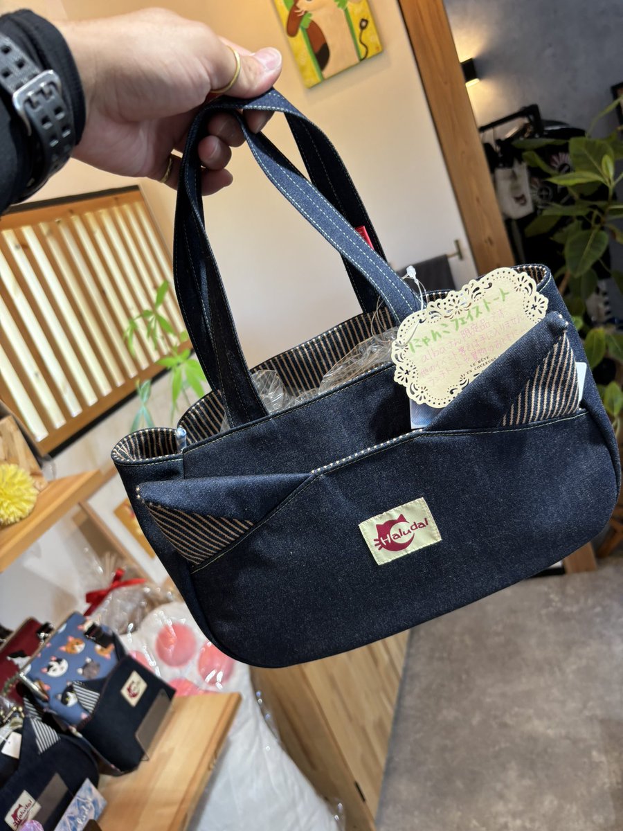 yu_kidenki_alba's tweet image. alba 12:00 Openしてます🐈

お久しぶりのhaludalさんのリュック入荷です✨✨✨
最後に店主（173cm58kg）が背負った写真添えてます…

素材は井原デニムなのでしっかりしてて使い勝手も抜群！
猫耳がついてて可愛い💕

是非お店に見に来て🐈‍⬛♪

@pmy00bb 
#haludal
#デニム
#トートバック
#ねこ…