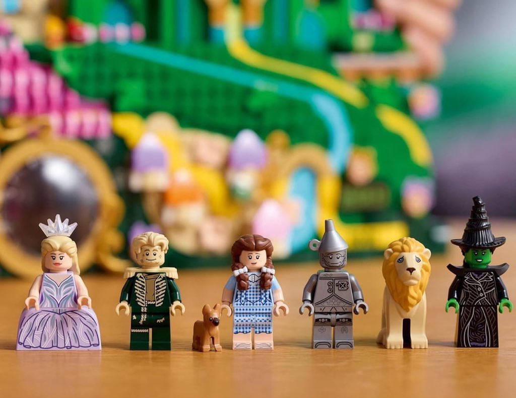 wicked_updates's tweet image. LEGO has unveiled new ‘WICKED: For Good’ Minifigures