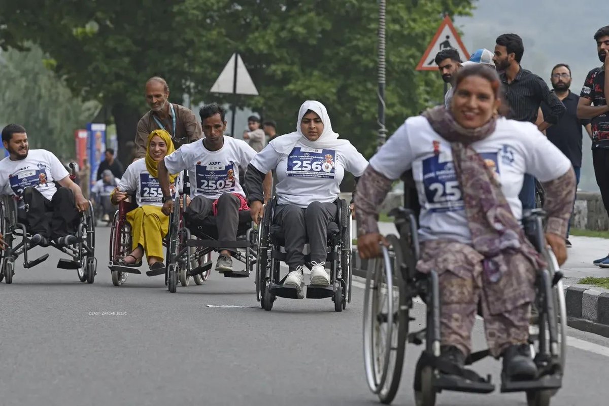 FatimaDar_jk's tweet image. Participants took part in the ‘Pedal Through Paradise’ cycle race, organized by J&amp;amp;K Police on the banks of #DalLake in #Srinagar.

Grit, perseverance, peace and stability, all in these visuals!!
#Kashmir
Photos by @basitzargarb
