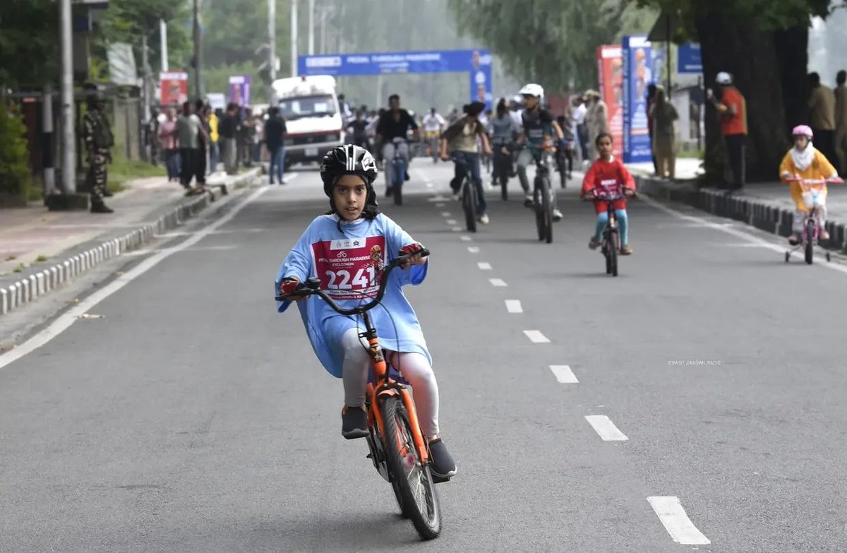 FatimaDar_jk's tweet image. Participants took part in the ‘Pedal Through Paradise’ cycle race, organized by J&amp;amp;K Police on the banks of #DalLake in #Srinagar.

Grit, perseverance, peace and stability, all in these visuals!!
#Kashmir
Photos by @basitzargarb