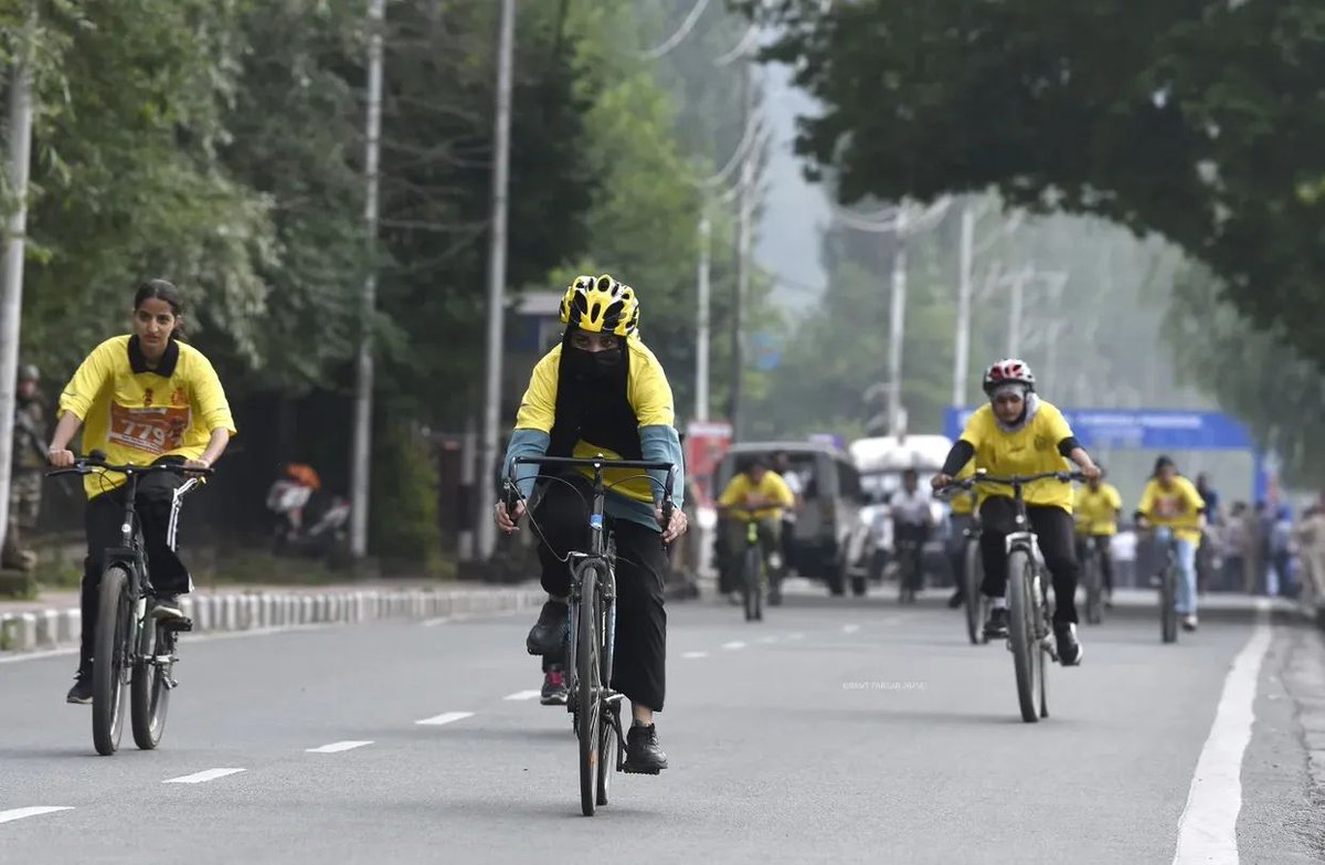 FatimaDar_jk's tweet image. Participants took part in the ‘Pedal Through Paradise’ cycle race, organized by J&amp;amp;K Police on the banks of #DalLake in #Srinagar.

Grit, perseverance, peace and stability, all in these visuals!!
#Kashmir
Photos by @basitzargarb