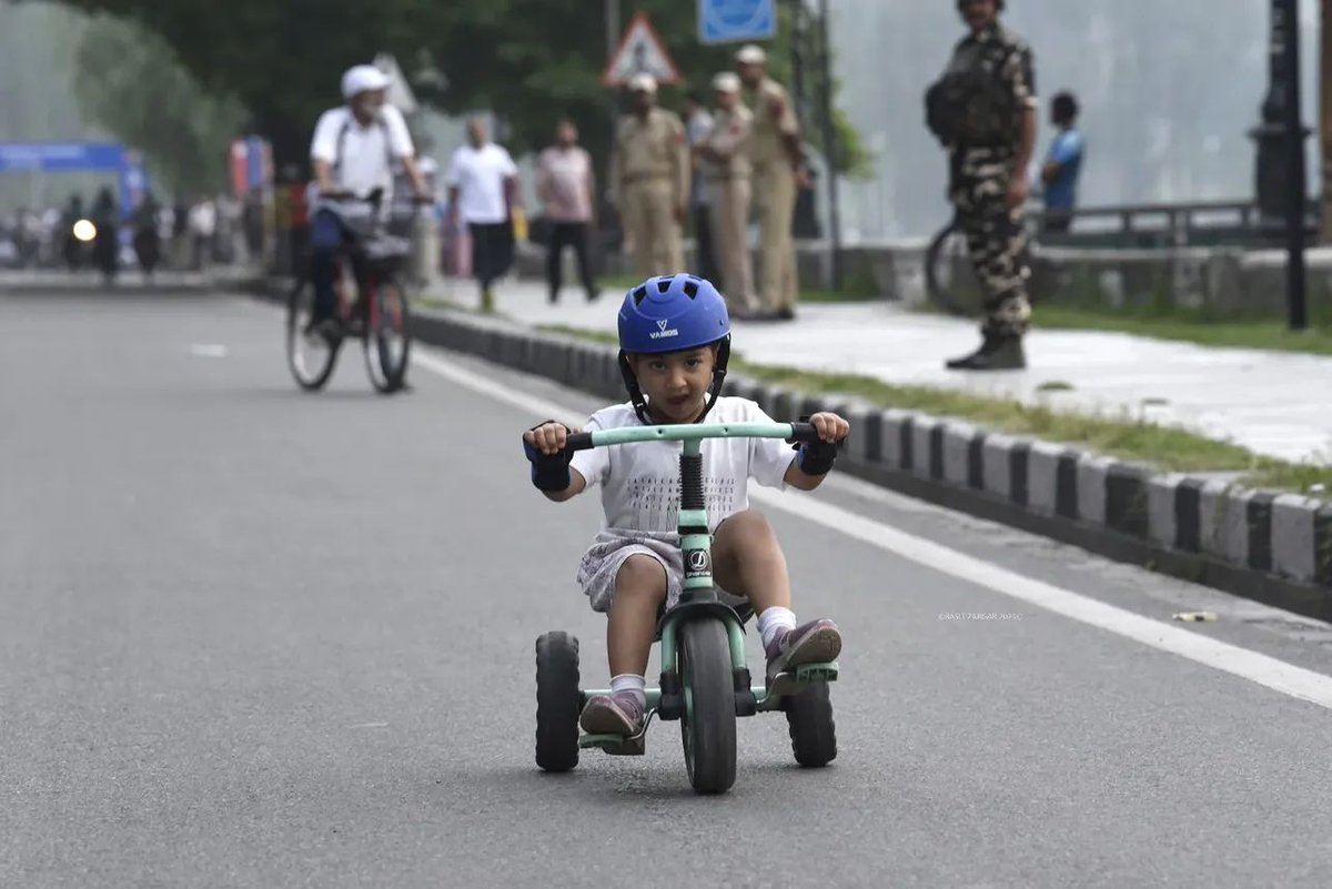 FatimaDar_jk's tweet image. Participants took part in the ‘Pedal Through Paradise’ cycle race, organized by J&amp;amp;K Police on the banks of #DalLake in #Srinagar.

Grit, perseverance, peace and stability, all in these visuals!!
#Kashmir
Photos by @basitzargarb