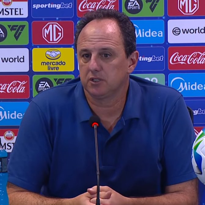 VoudeBahea's tweet image. 🗣️ Jornalista: "Sobre o gol do América, é difícil para um goleiro ter um técnico que foi um goleiro tão bom no futebol como o senhor. Quero lhe perguntar sobre aquela insatisfação que foi notada no gol da equipe sobre Marcos Felipe, seu goleiro. Como analisa isso?"
🗣️ Rogério…