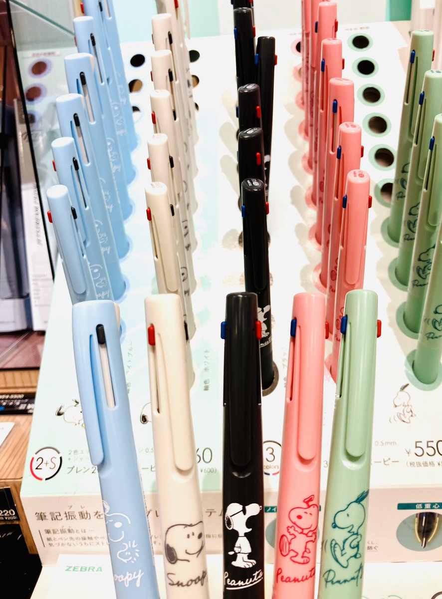 “ブレない ストレスフリーな書き心地”で大人気✨ゼブラ #ブレン からみんな大好き #スヌーピー とのコラボ商品入荷してまぁーす😊いろんな表情のスヌーピーがめちゃカワイイ💕
数量限定なのでお早めにお買い求めくださぁーい✌️
2色+シャープ 660円（税込）
3色  550円（税込）