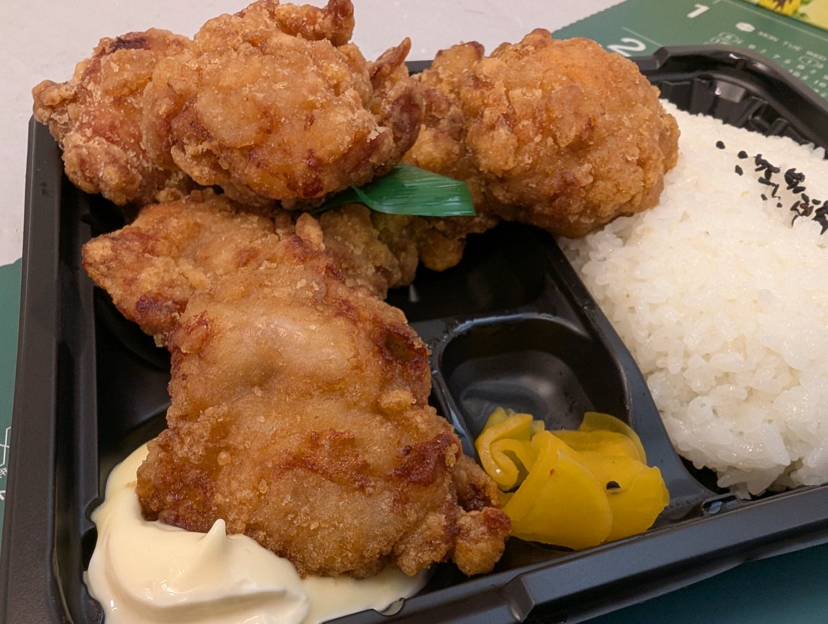 MAMONGA006's tweet image. 今から昼飯
今日も暑いぜ!!
なんで日だ!!って事で
今日は足をのばして
オモウマイ店に出た唐揚げ屋さんの唐揚げ
ミックス弁当 なんと650円
テレビ出た後は行列出来てたから
もう落ち着いたからやっと普通に頼めるようになった