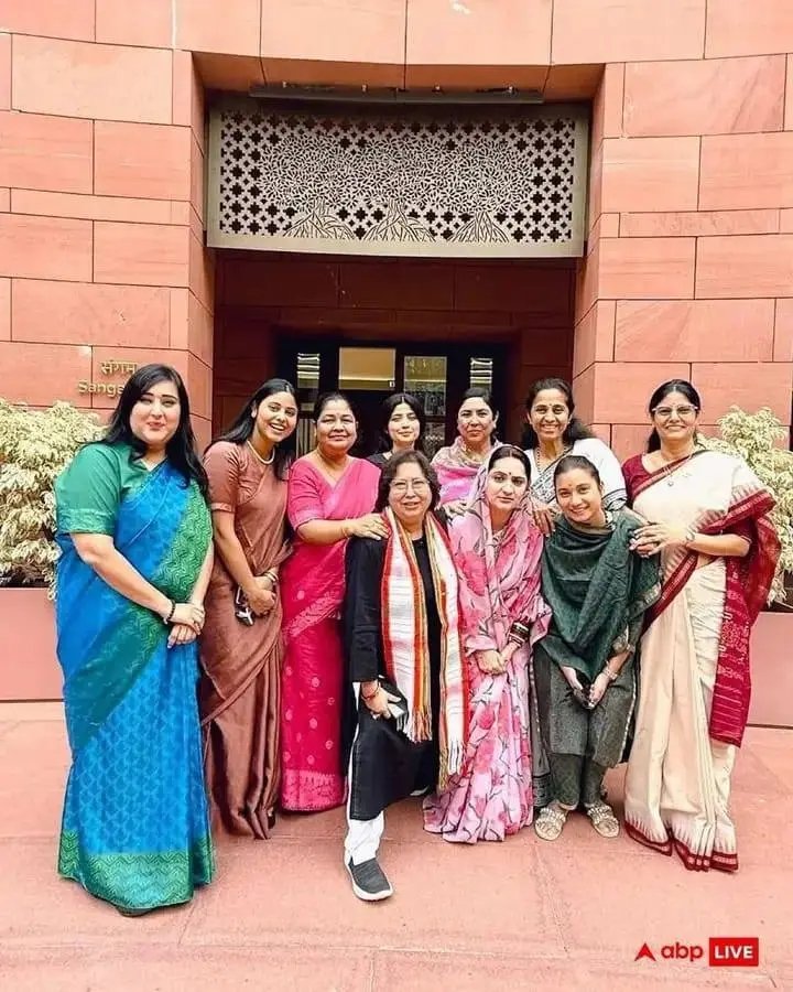 तस्वीरे बयां करती है .....की विरोध सिर्फ राजनीतिक रखो व्यक्तिगत नहीं है!
!
ताकि जब कभी कभी आमने सामने आए तो नजरे झुकाना ना पड़े!
