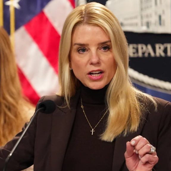 JDunlap1974's tweet image. 🚨BREAKING: Whistleblower tells FBI Director Patel that top judges were bribed using migrant trafficking funds — bombshell evidence handed to AG Pam Bondi.