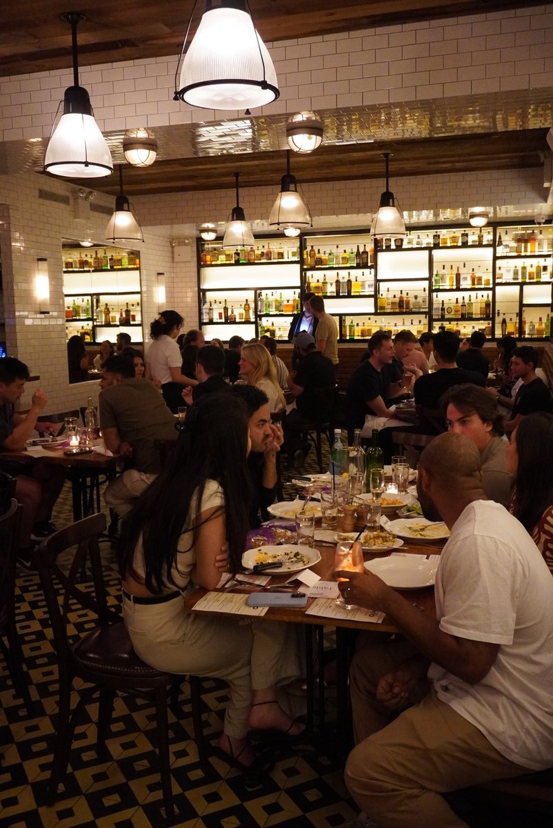 andruyeung's tweet image. Hosted 40 incredible people for dinner tonight.
We brought together founders, artists, and creators — each one a misfit in their own way. I call them extraordinary misfits.
People stayed for almost four hours… just talking, connecting, sharing stories.
By far my favorite part…