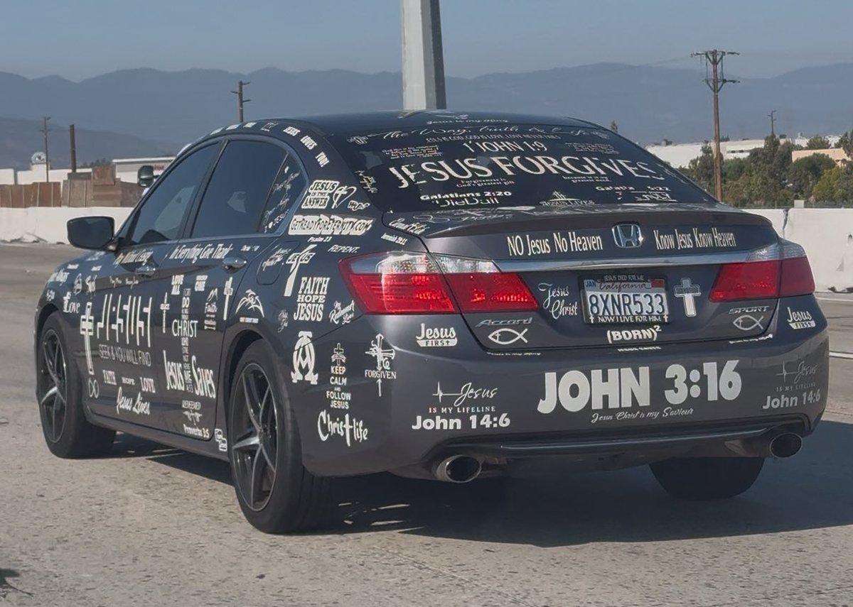 grindfacetv's tweet image. Moving KEYS 🎹 In a Jesus Decoy car 😳 #grindfacetv