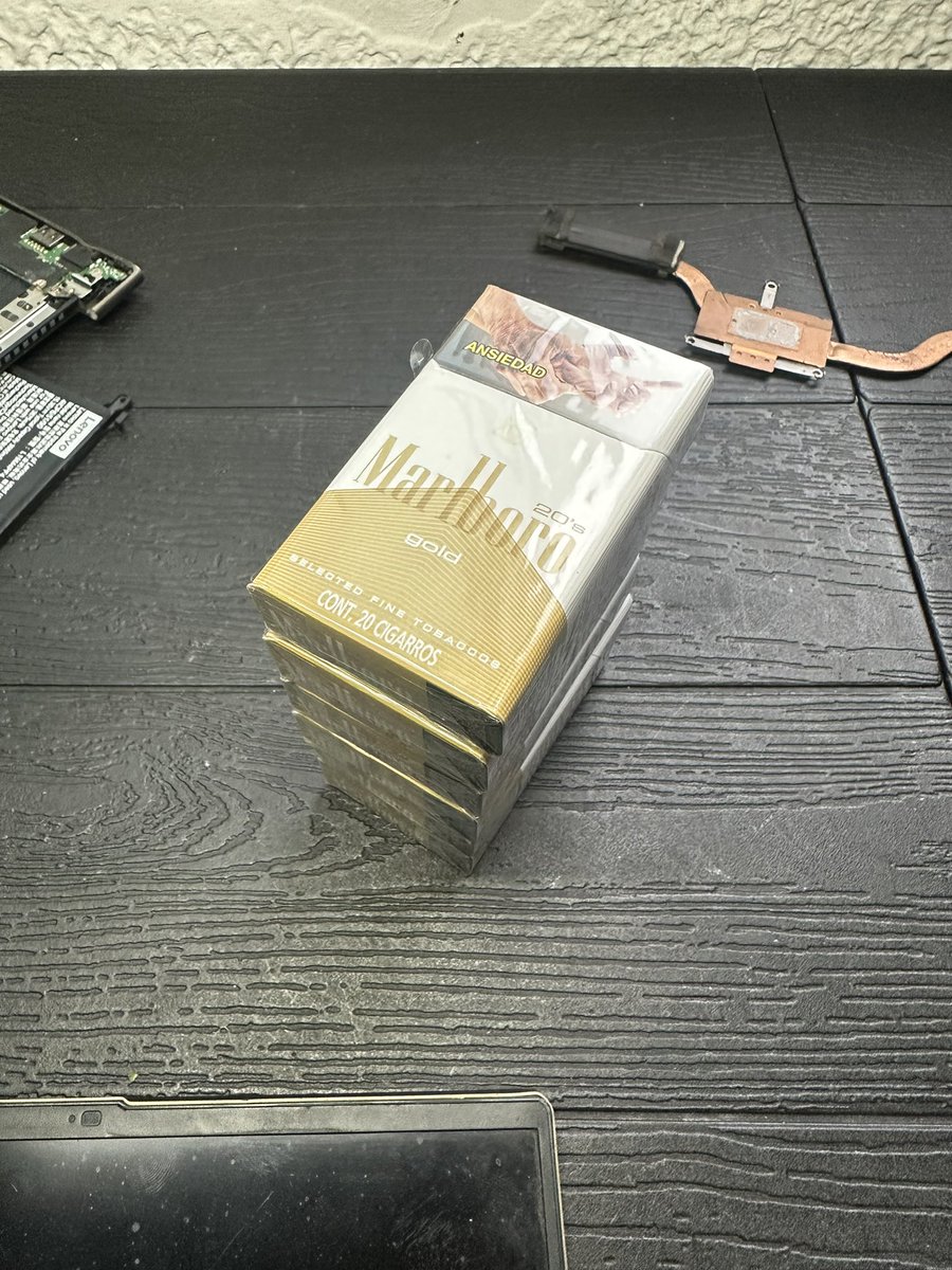 DonJulioFrausto's tweet photo. Tengo un amigo que va al casino y solo se fuma uno o hasta tres cigarros por sesión. Dada la cantidad que apuesta (en las tragamonedas) le regalan una caja de cigarros por hora y pues el resto me lo regala a mi. No me las fumo todas, para que no se hagan ideas. https://t.co/XYy8sWQEF0