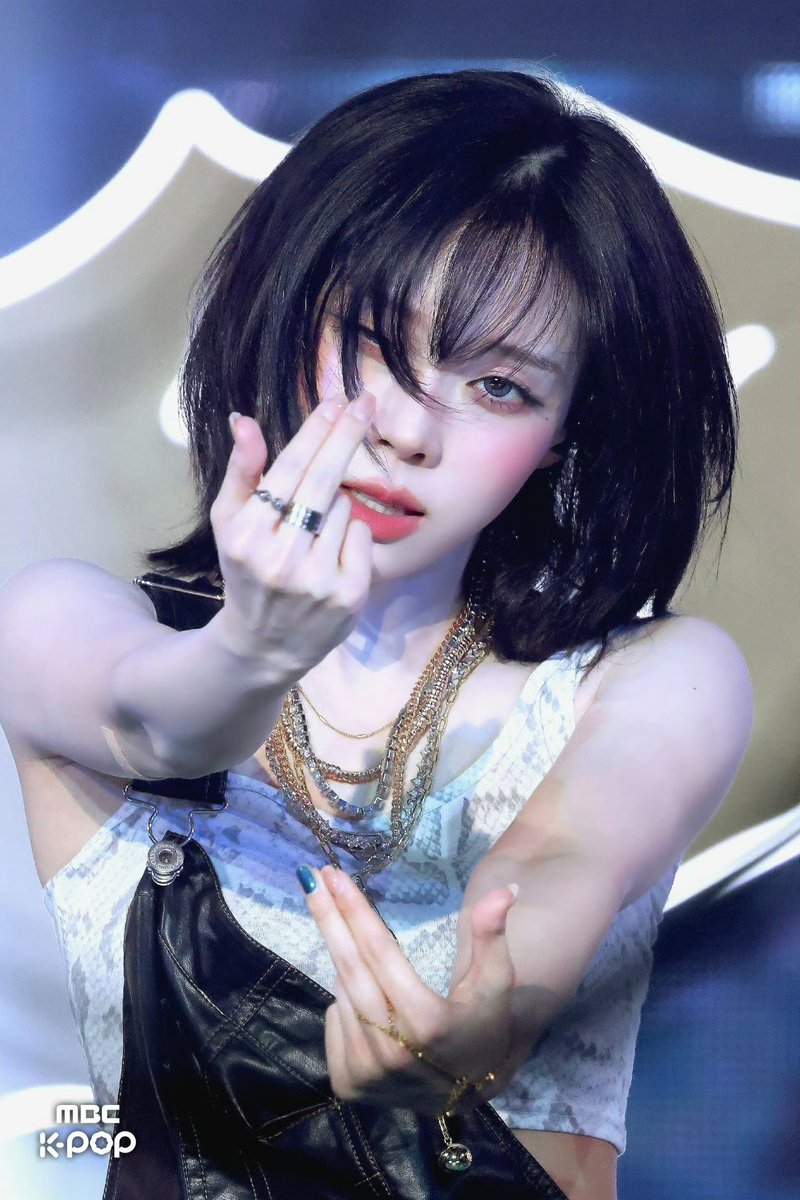 SHELLYU0928's tweet photo. 这次官摄也好疯…🥵 https://t.co/r3YnnnVzbQ