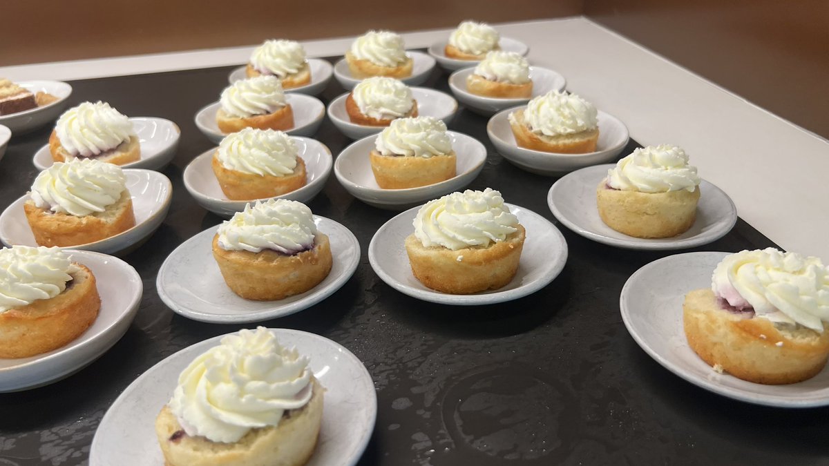 LondonSparkle1's tweet image. Quick bite in the lounge, run to the gate🤪🤪🤪 just to find out it was delayed🤪🤦♀️🤷🏻♀️
