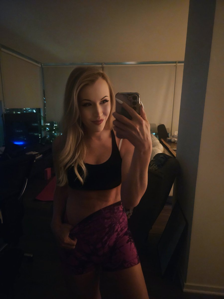 SmashleyTwitch's tweet image. Workout Day 1156:
Oh man, running around doing errands all day left me SORE! Yoga def helped but I felt so stiff and far from splits tonight. But off to Florida tomorrow!! 😊