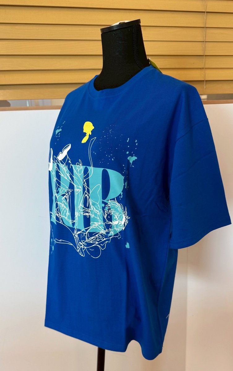 rib_info2525's tweet image. 【#りぶ15thライブ グッズ紹介】
🎵オフィシャルビッグシルエットTシャツ(深海ブルー)🎵
キービジュアルとRIBの文字をダイナミックにあしらったライブTシャツの通販限定カラー🐟✨
先行通販ページ
hmv.co.jp/news/article/2…
※写真は監修中のものです。実際の商品とは多少異なる場合があります。