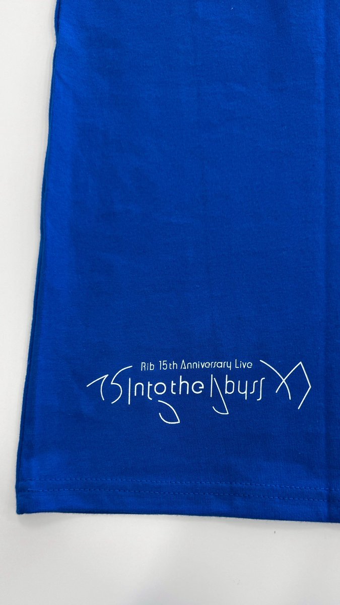 rib_info2525's tweet image. 【#りぶ15thライブ グッズ紹介】
🎵オフィシャルビッグシルエットTシャツ(深海ブルー)🎵
キービジュアルとRIBの文字をダイナミックにあしらったライブTシャツの通販限定カラー🐟✨
先行通販ページ
hmv.co.jp/news/article/2…
※写真は監修中のものです。実際の商品とは多少異なる場合があります。
