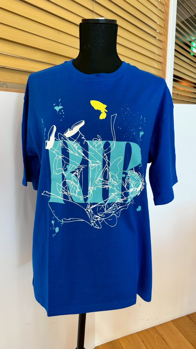 rib_info2525's tweet image. 【#りぶ15thライブ グッズ紹介】
🎵オフィシャルビッグシルエットTシャツ(深海ブルー)🎵
キービジュアルとRIBの文字をダイナミックにあしらったライブTシャツの通販限定カラー🐟✨
先行通販ページ
hmv.co.jp/news/article/2…
※写真は監修中のものです。実際の商品とは多少異なる場合があります。