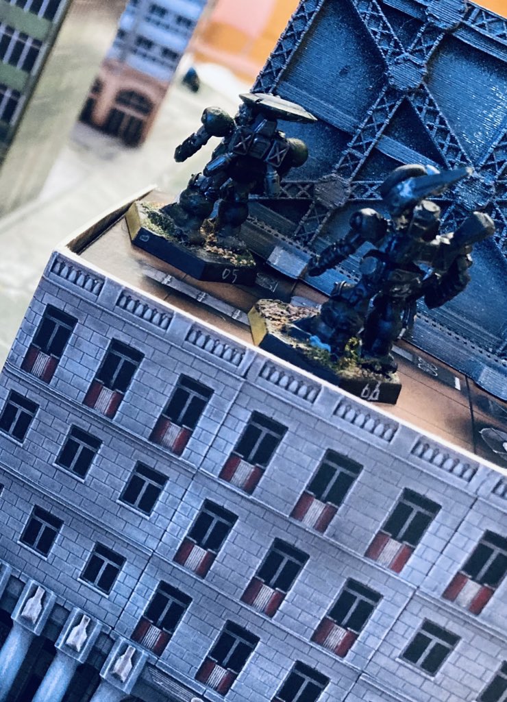 guriyamagurizou's tweet image. チャーターボックス・イグアナは、傑作電子戦機イグアナの派生タイプ。運動性を保ちつつ、一線級の指揮管制機能を備えた機体だ
ビルの屋上で身を隠しつつ、広域管制に専念しているようだ
※ヘビーギアおじさん(@Uncle_Heavy_Gea)の改造モデルをお借りして撮影しています。
#heavygear #ヘヴィギア