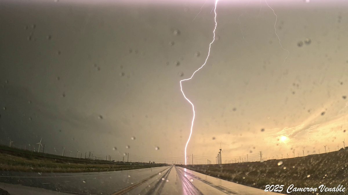 CamVenableKAKE's tweet image. Finally got around to looking over footage from my July 16th chase. Couple decent bolts but nothing overly impressive. Lightning has really been lacking this year. And of course I missed an incredible lightning storm yesterday...Hopefully I'll see something cool this week.