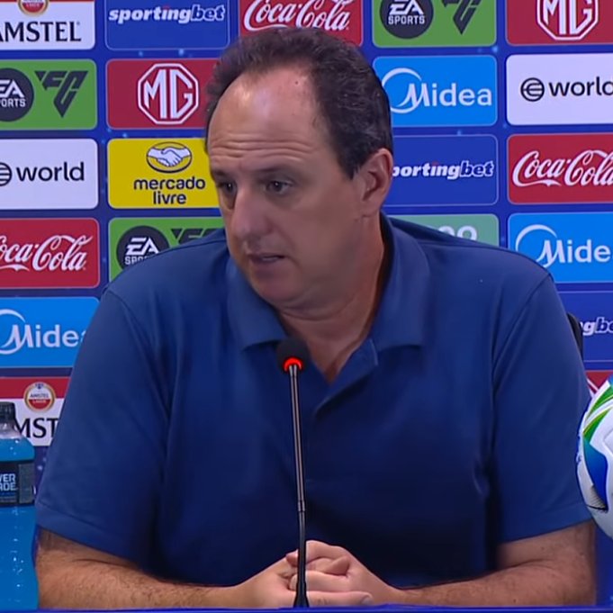 VoudeBahea's tweet image. 🗣️ Jornalista: "A equipe joga bem, cria muitas oportunidades. Criou muitas oportunidades no Brasil e hoje, em Cali, também foram criadas chances. Mas é curioso que um time brasileiro não tenha definição. O que pode nos dizer a respeito?"
🗣️ Rogério Ceni: "Concordo com você. A…