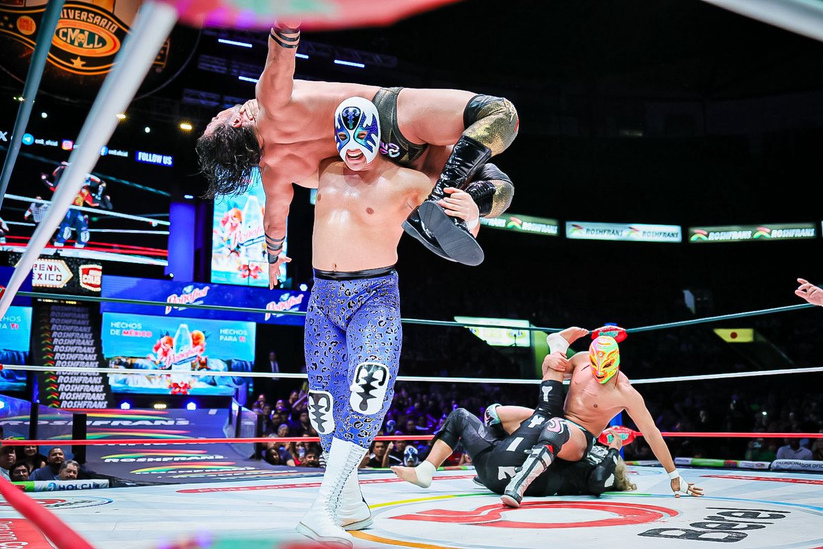 CMLL_OFICIAL's tweet image. En el evento especial de la noche,Titán, Templario y Atlantis Jr. unieron fuerzas para imponerse con autoridad ante los peligrosos Hermanos Chávez -Ángel de Oro y Niebla Roja- y el enigmático Difunto.
#MartesDeArenaMéxico
#3aCaída
📺 EN VIVO: youtube.com/live/dRYQGBbuK…