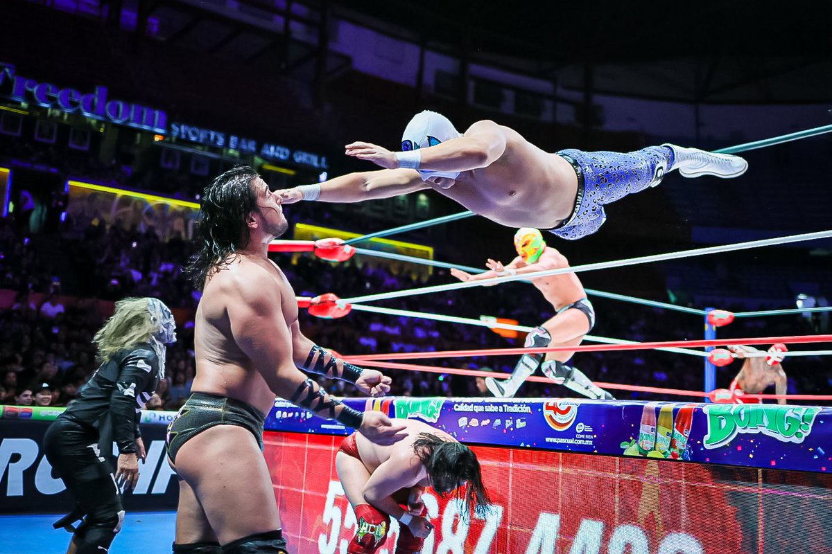 CMLL_OFICIAL's tweet image. En el evento especial de la noche,Titán, Templario y Atlantis Jr. unieron fuerzas para imponerse con autoridad ante los peligrosos Hermanos Chávez -Ángel de Oro y Niebla Roja- y el enigmático Difunto.
#MartesDeArenaMéxico
#3aCaída
📺 EN VIVO: youtube.com/live/dRYQGBbuK…