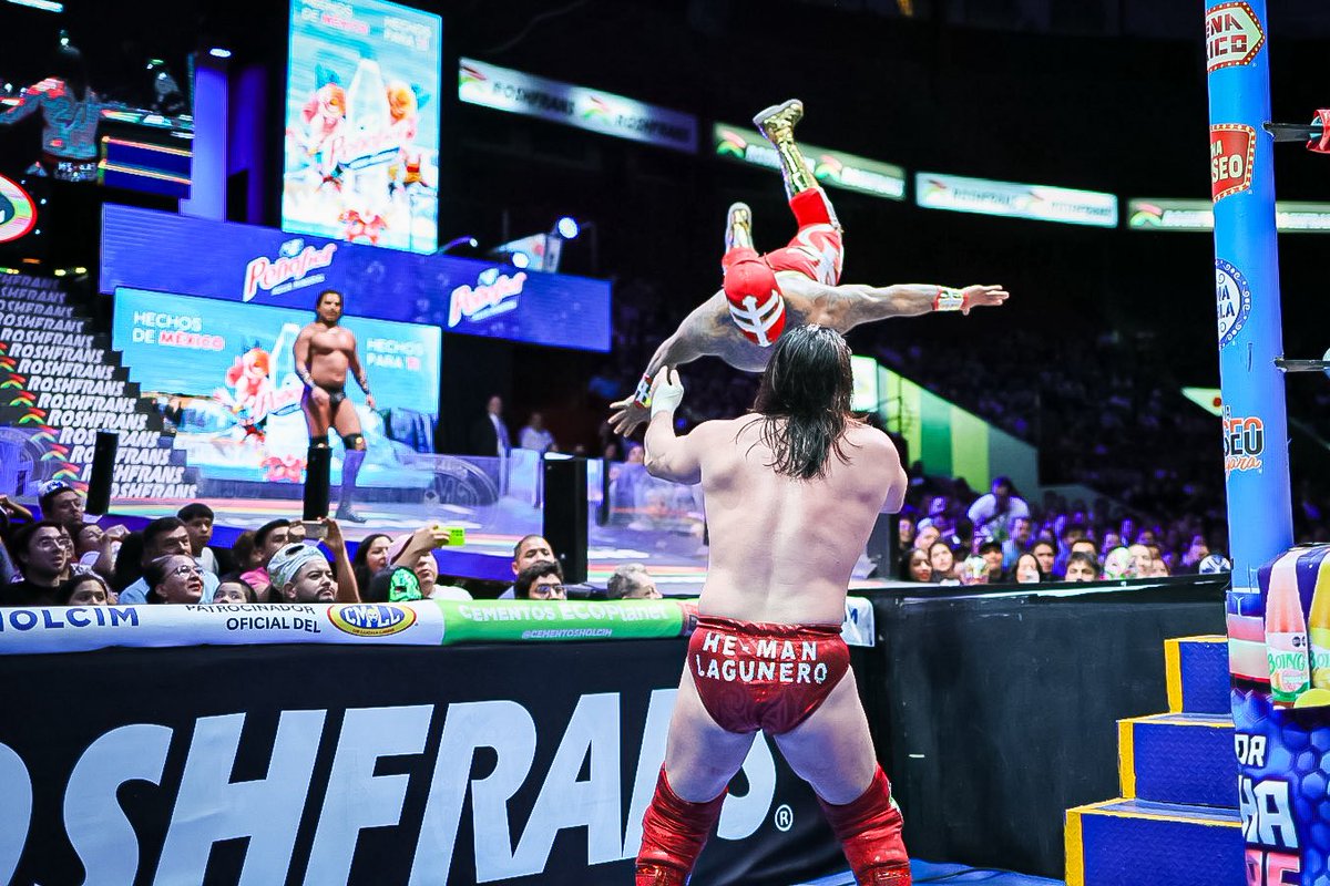 CMLL_OFICIAL's tweet image. En el evento especial de la noche,Titán, Templario y Atlantis Jr. unieron fuerzas para imponerse con autoridad ante los peligrosos Hermanos Chávez -Ángel de Oro y Niebla Roja- y el enigmático Difunto.
#MartesDeArenaMéxico
#3aCaída
📺 EN VIVO: youtube.com/live/dRYQGBbuK…