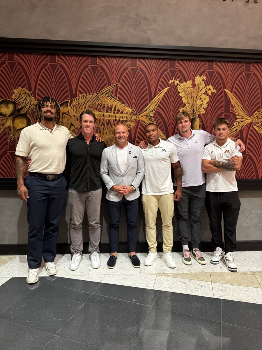 GopherFootball's tweet image. An Elite Dinner Guest in Vegas!
Soon-to-be @cfbhall Hall of Famer Greg Eslinger joined the #Gophers the night before #B1GMediaDays! #RTB #SkiUMah