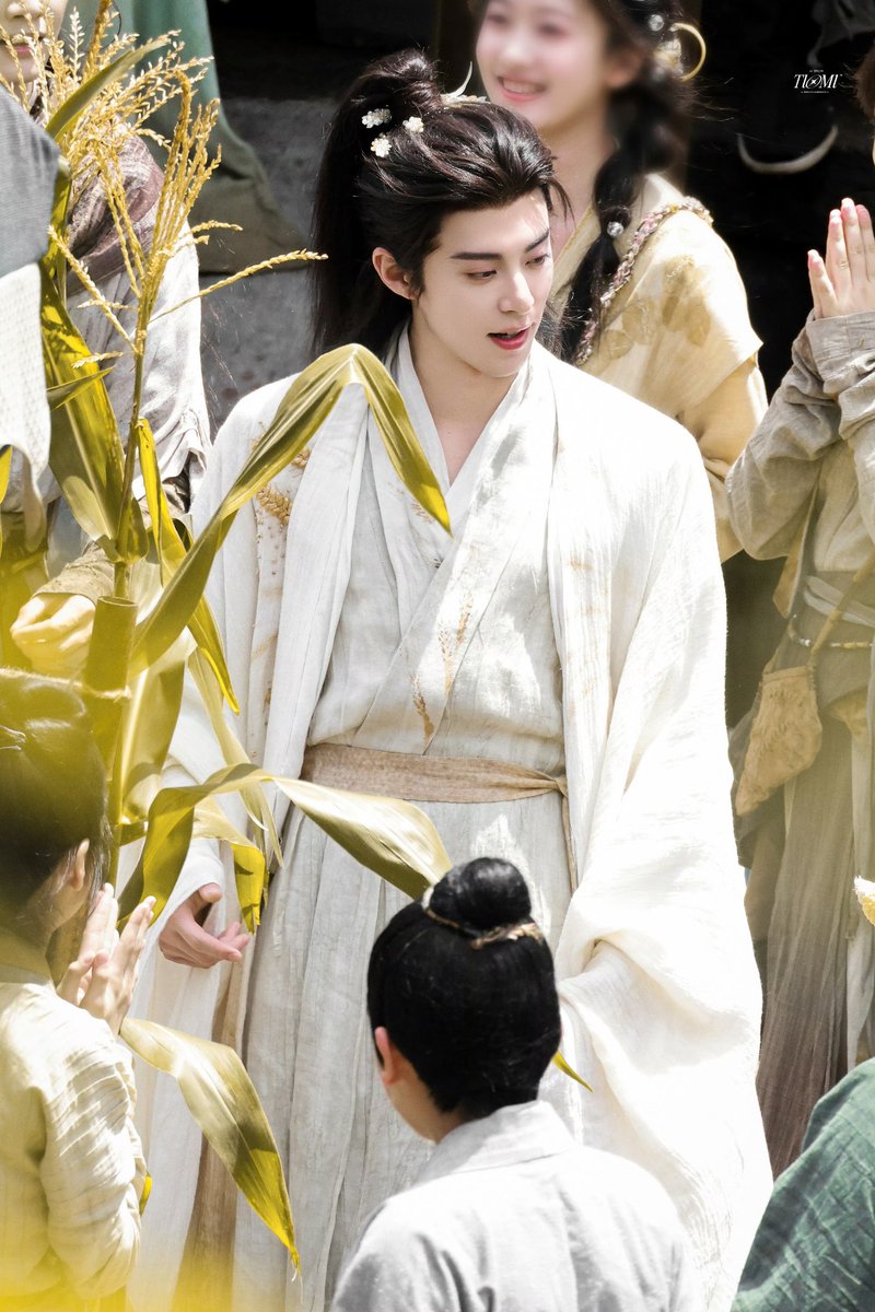 WangHediFolder's tweet image. 250723 #DylanWang in an all-white outfit as #SongQianji in his Lord Song era, touring Qianqu to observe and understand his people's agricultural progress. 🌾
©️Tloml & 萌棣百科
#王鶴棣 #WangHedi #王鹤棣 #LiveLongandProsper